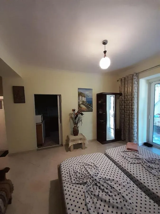Mona'S Guesthouse Sarande 0*,